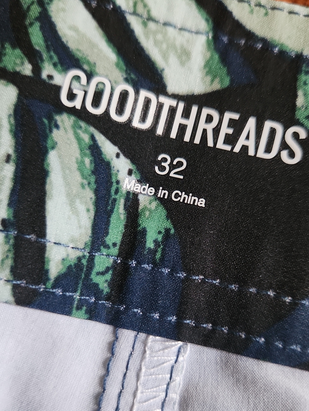 GOODTHREADS Men's Navy Leaf-Print Swim Trunks - Picture 5 of 5